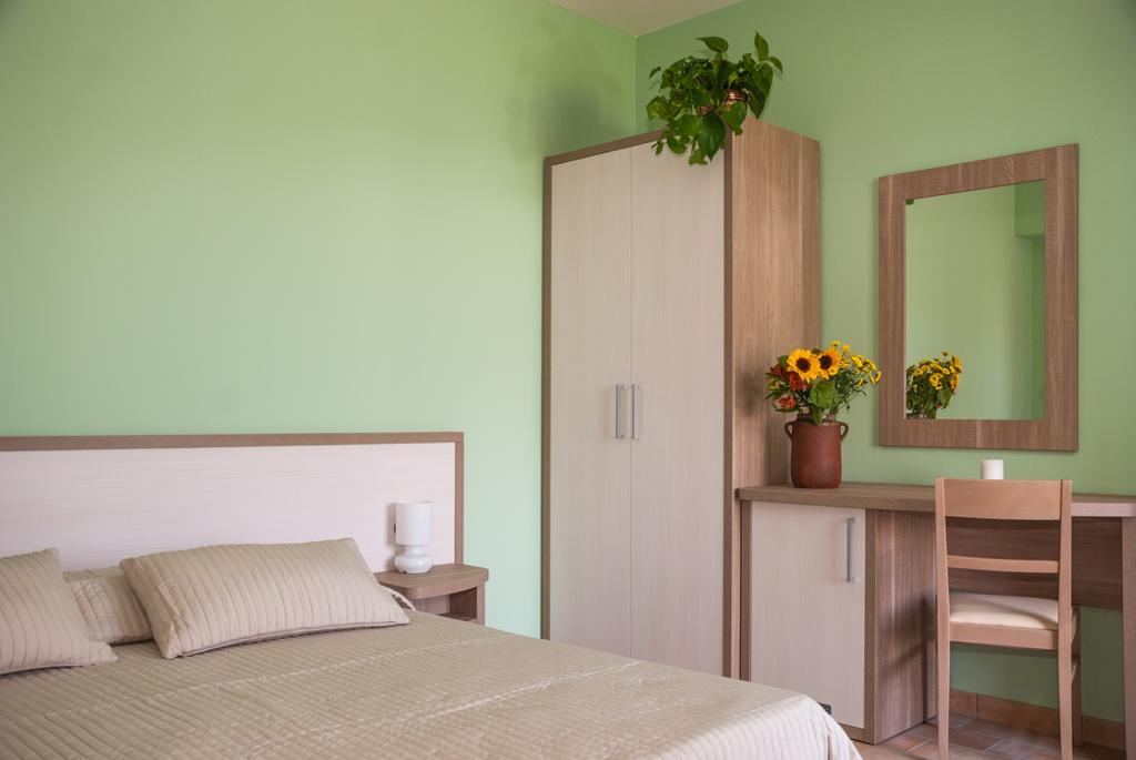 Casa Delfico Ristoro In Famiglia Guest House Teramo Room photo